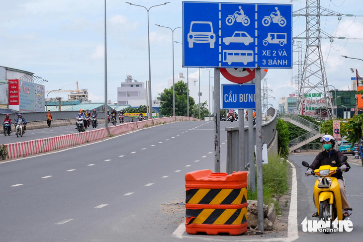 Cầu Bưng bắc qua kênh Tham Lương (nối hai quận Tân Phú và Bình Tân trên trục đường Lê Trọng Tấn) thông xe từ năm 2022, nhưng đến nay một số hạng mục chiếu sáng, đường dân sinh bên phải cầu chưa hoạt động phục vụ người dân - Ảnh: PHƯƠNG NHI