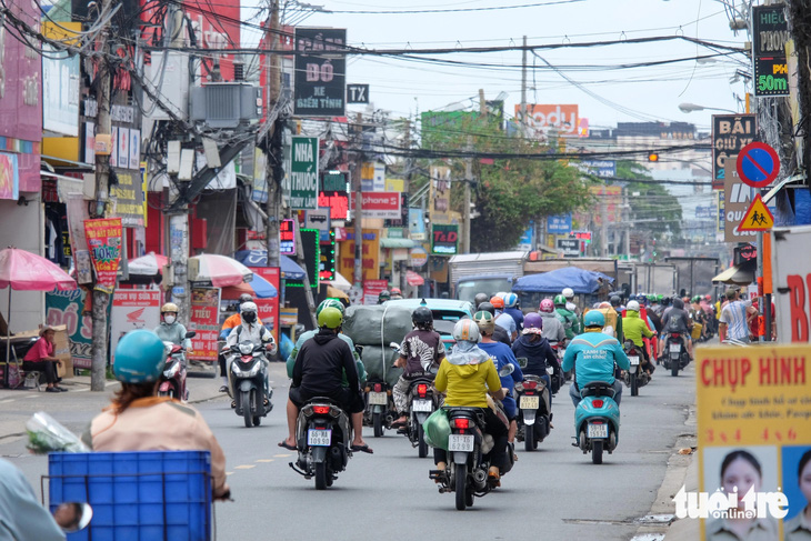 Đường Nguyễn Thị Tú hiện chỉ rộng 7,5m với 2 chiều xe. Giờ cao điểm, lượng xe cộ tăng cao khiến tuyến đường thường xuyên ùn ứ - Ảnh: PHƯƠNG NHI