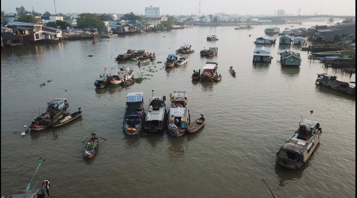 Chợ nổi Cái Răng bắt đầu hoạt động từ rất sớm nên từ tờ mờ sáng du khách đã phải thức dậy để đi tham quan