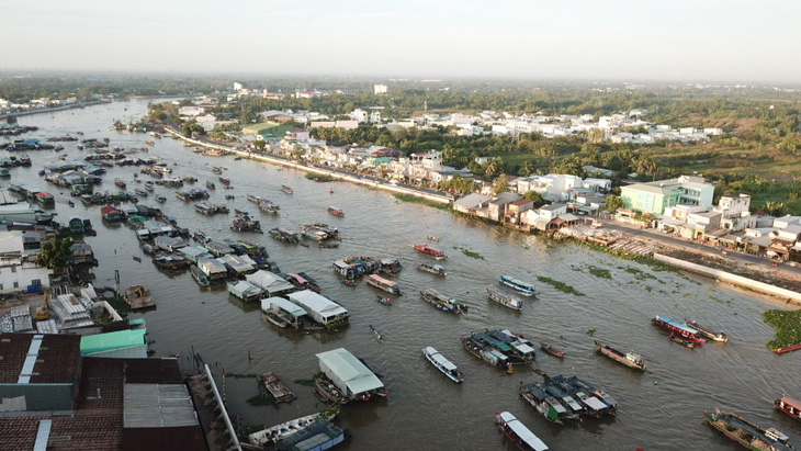 Đến năm 2023, bờ kè được xây dựng, bắt đầu từ phía quận Ninh Kiều. Lúc này còn vài căn nhà chưa giải tỏa, trong khi phía quận Cái Răng vẫn còn dãy nhà ven sông do làm sau