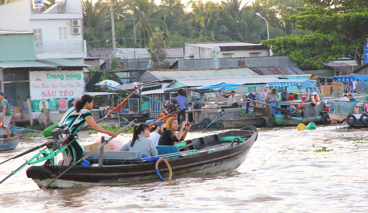 Du khách không chỉ thích thú cảnh tàu ghe trên sông mà còn thích khung cảnh tự nhiên hai bên bờ sông 