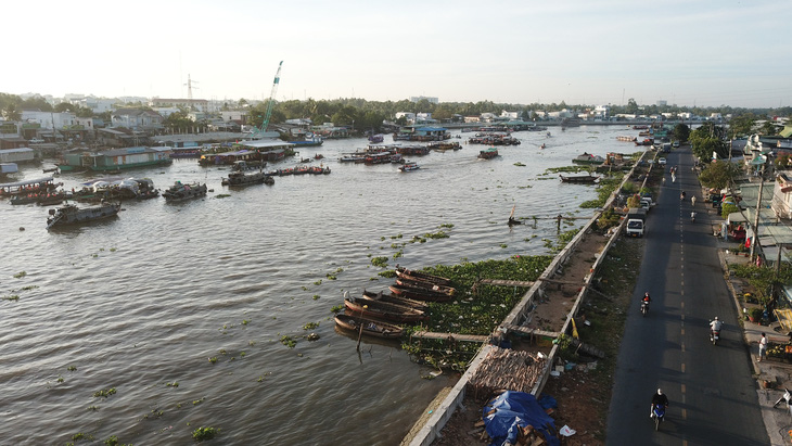 Bờ kè dần hình thành và được cho là nguyên nhân chia cắt không gian trên bến dưới thuyền, khiến chợ nổi này kém hấp dẫn hơn 