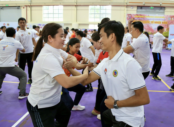 Các giáo viên thực hành thế võ tự vệ Vovinam - Ảnh: GIANG LÊ