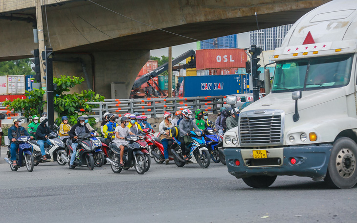 Liên tục tai nạn chết người, va chạm, dân gọi ngã tư bất ổn, tỉnh rốt ráo vào cuộc - Ảnh 4.