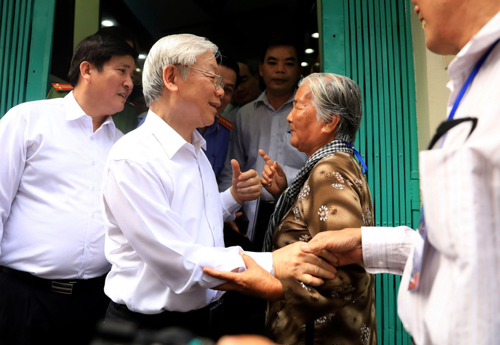 

Tổng bí thư thăm hỏi sức khỏe các nhân chứng lịch sử tham gia chiến dịch Mậu Thân 1968 - Ảnh: HỮU KHOA  