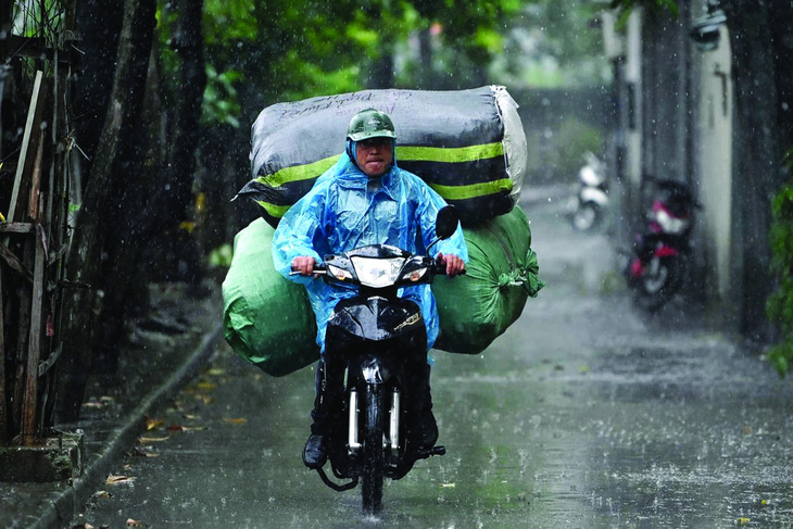 Kinh tế sáu tháng đầu năm có những dấu hiệu khởi sắc nhưng cũng còn nhiều gam màu tối. Ảnh: AFP