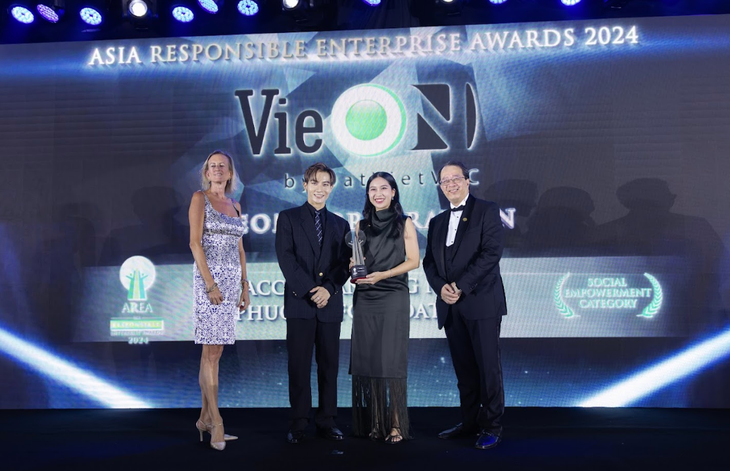 Bà Đinh Thị Nam Phương - giám đốc chiến lược nội dung VieON - nhà sáng lập và chủ tịch Quỹ Nam Phương - nhận giải thưởng trên sân khấu AREA 2024