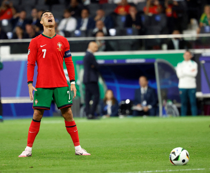 Ronaldo thể hiện quyết tâm ở mọi quả đá phạt - Ảnh: REUTERS