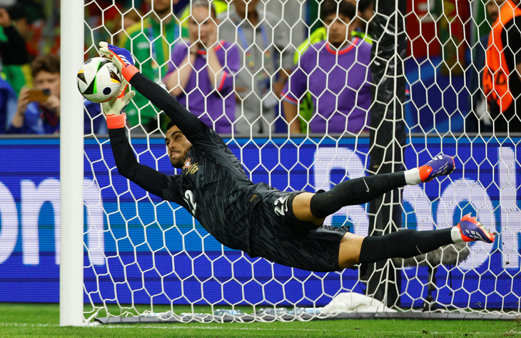 Thủ môn Diogo Costa là người hùng giúp tuyển Bồ Đào Nha đánh bại Slovenia ở vòng 16 đội Euro 2024 - Ảnh: REUTERS