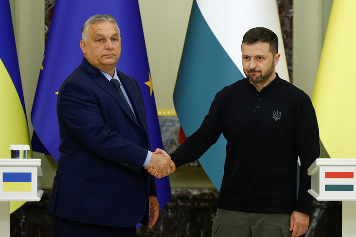 Tổng thống Ukraine Volodymyr Zelensky và Thủ tướng Hungary Viktor Orban tại Kiev, Ukraine ngày 2-7 - Ảnh: REUTERS