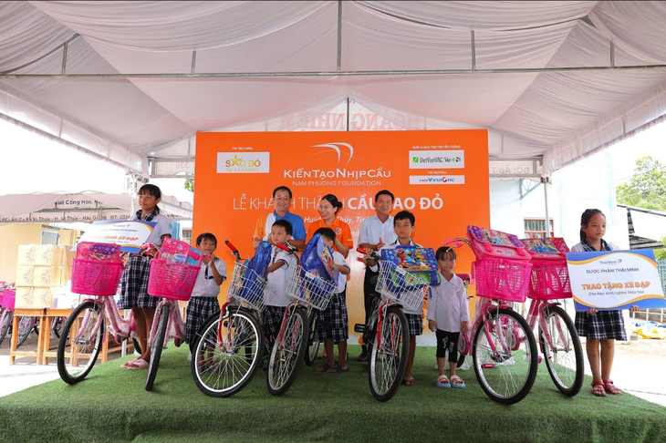 VieON đồng hành với Quỹ Nam Phương trao tặng xe đạp cho các em có hoàn cảnh khó khăn.
