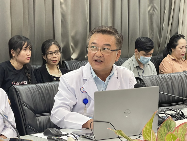 TS Lê Quốc Hùng, trưởng khoa bệnh nhiệt đới, Bệnh viện Chợ Rẫy, chia sẻ thông tin mắc viêm não tự miễn NMDAR - Ảnh: THU HIẾN