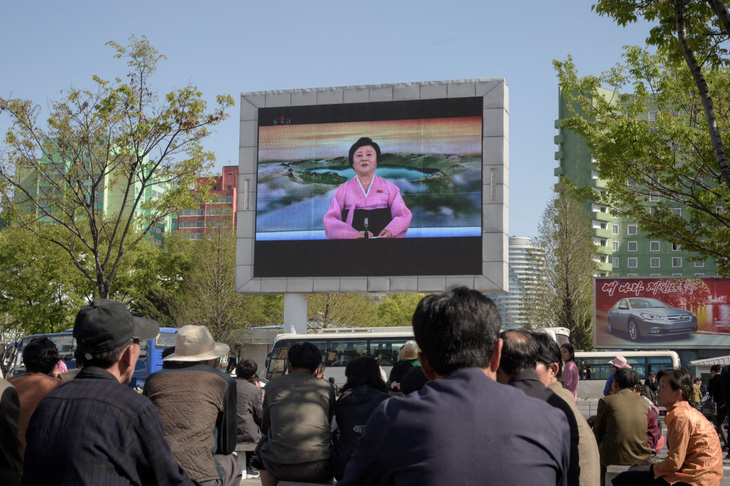 Người dân Triều Tiên theo dõi chương trình phát sóng tin tức ở Bình Nhưỡng - Ảnh: AFP