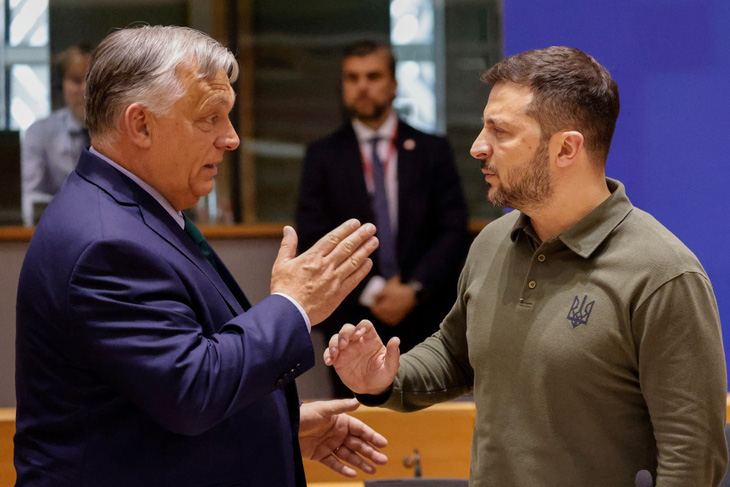 Thủ tướng Viktor Orban của Hungary trao đổi với Tổng thống Ukraine Volodymyr Zelensky tại Brussels vào ngày 27-6 - Ảnh: AFP