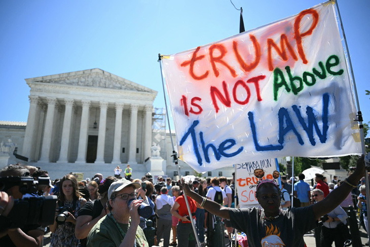 Nhiều người tập trung trước Tòa án tối cao Mỹ ở Washington DC để phản đối phán quyết - Ảnh: AFP