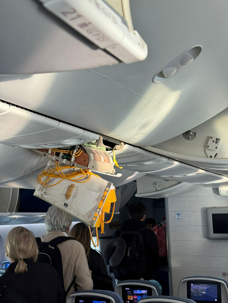Trần máy bay Air Europa bị bung sau khi gặp nhiễu động - Ảnh: REUTERS