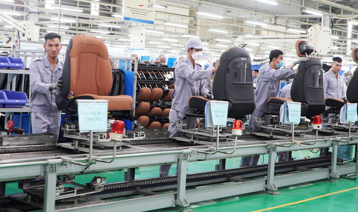 Công nhân làm việc tại nhà máy THACO ở Khu kinh tế mở Chu Lai - Ảnh: LÊ TRUNG