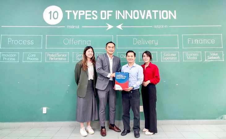 “Phái đoàn” của ĐH Khoa học Xã hội Singapore (SUSS) đến làm việc tại Trung tâm khởi nghiệp đổi mới sáng tạo ĐH Quốc gia TP.HCM để “mở đường” cho sinh viên đến thực tập - Ảnh: IEC