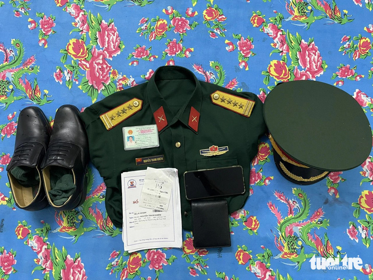 Trang phục mà Tùng dùng để mặc và xưng là đại tá quân đội, trưởng phòng tình báo thuộc Tổng cục II - Ảnh: H.T.
