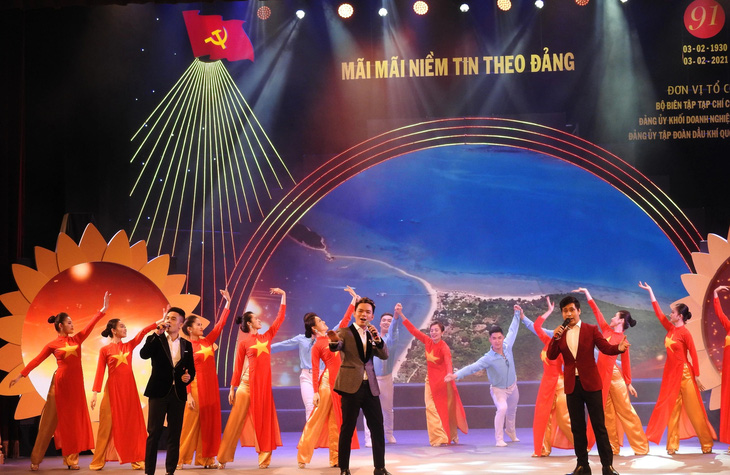 Các nghệ sĩ biểu diễn trong chương trình nghệ thuật Mãi mãi niềm tin theo Đảng tại Hà Nội - Ảnh: T.ĐIỂU