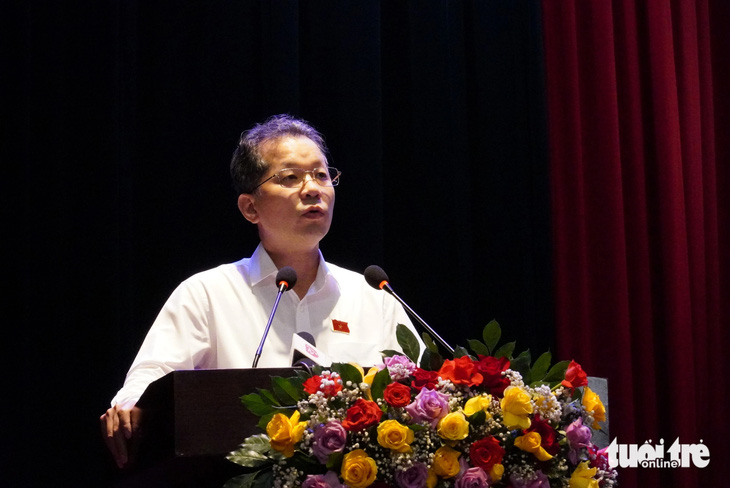Ông Nguyễn Văn Quảng, bí thư Thành ủy Đà Nẵng, trao đổi với cử tri - Ảnh: TRƯỜNG TRUNG