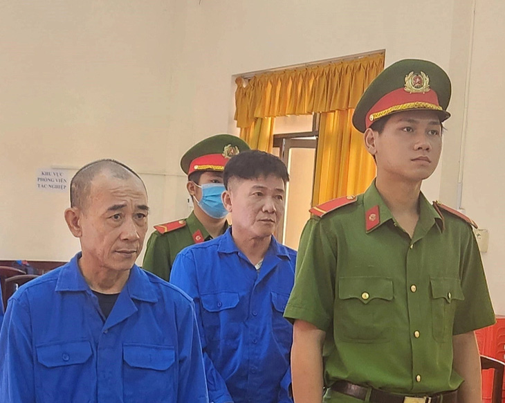 Bị cáo Nguyễn Tấn Thùy (bìa trái) bị tuyên phạt 15 năm tù về tội "giết người" - Ảnh: BỬU ĐẤU
