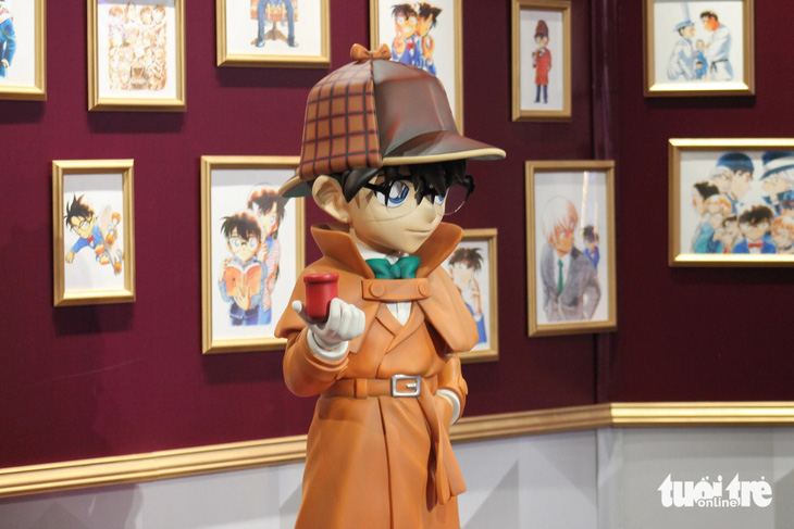 Bức tượng thám tử Conan trong trang phục thám tử sống động tại triển lãm 30 năm đi cùng ký ức - Thám tử lừng danh Conan - Ảnh: TÔ CƯỜNG