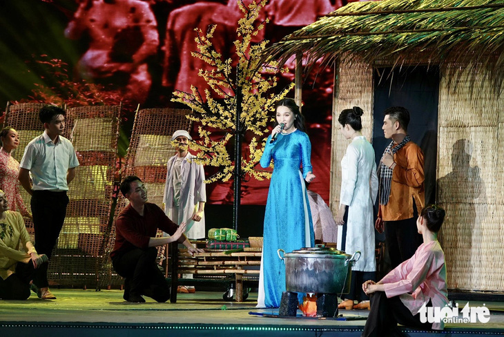 Hiền Thục cùng nhóm MTV Sài Gòn, Mặt Trời Việt biểu diễn ca khúc Mùa xuân đầu tiên - Ảnh: T.T.D.