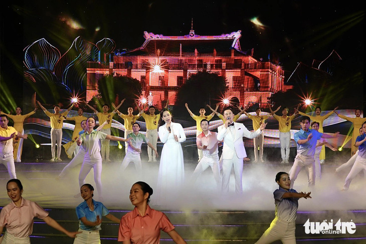 Phạm Trang và Duyên Huyền cùng nhóm múa trình diễn tổ khúc Tiếng hát từ thành phố mang tên Người và Dòng sông hát - Ảnh: T.T.D.