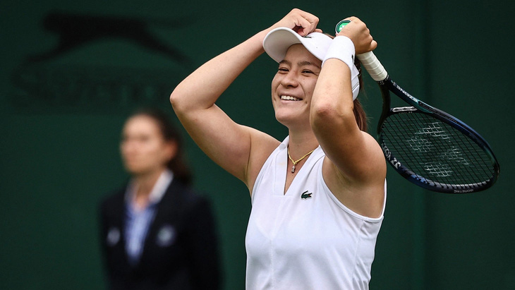 Lulu Sun hạnh phúc với chiến thắng đặc biệt tại Wimbledon - Ảnh: AFP