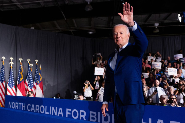 Tổng thống Mỹ Joe Biden rời đi sau một sự kiện tranh cử tại Raleigh, bang North Carolina, Mỹ hôm 28-6 - Ảnh: BLOOMBERG