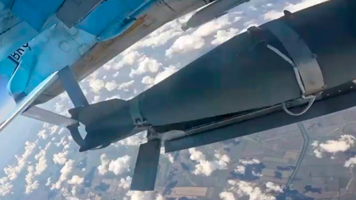 Ảnh chụp từ một đoạn video (không rõ thời gian quay) cho thấy máy bay Nga thả bom lượn tại địa điểm không xác định - Ảnh: Bộ Quốc phòng Nga