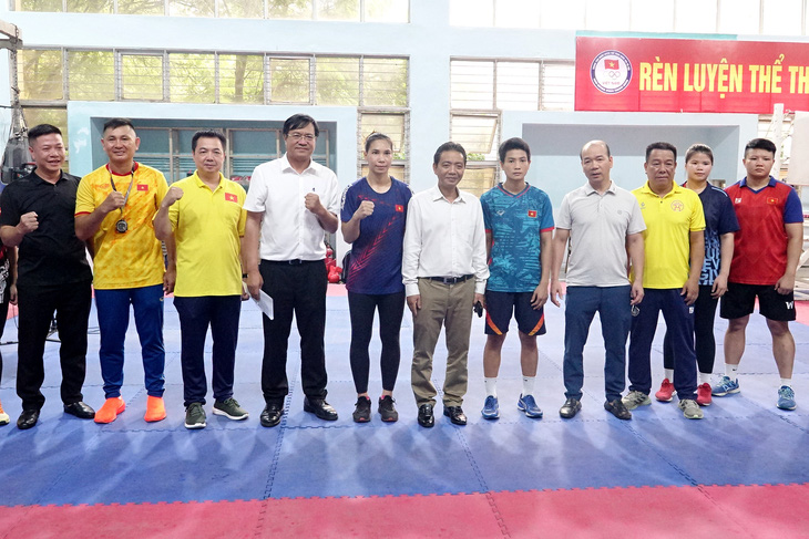 Thứ trưởng Hoàng Đạo Cương cùng lãnh đạo Cục Thể dục thể thao thăm, động viên đội tuyển boxing Việt Nam - Ảnh: HOÀNG TÙNG