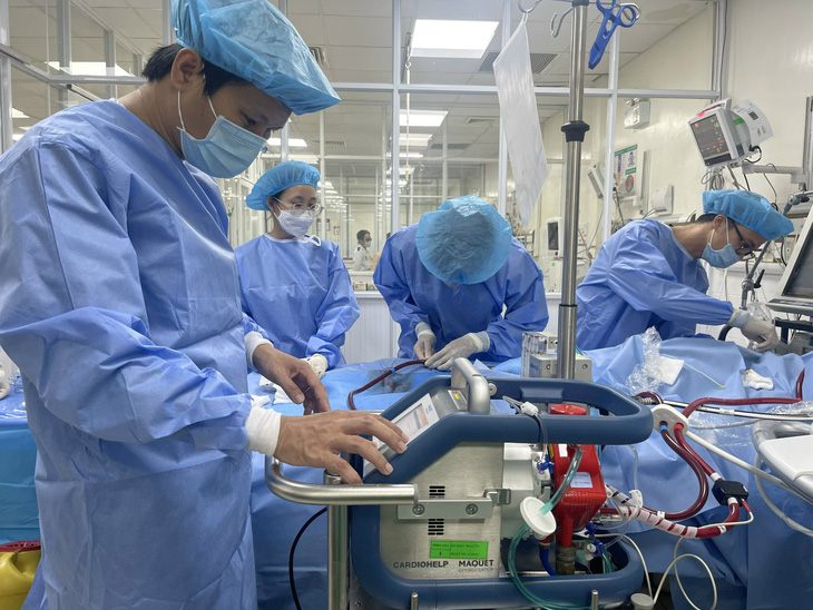 Các bác sĩ Bệnh viện Quân y 175 thực hiện báo động đỏ liên viện cứu bệnh nhân nguy kịch sau phẫu thuật nâng ngực - Ảnh: CHÍNH TRẦN