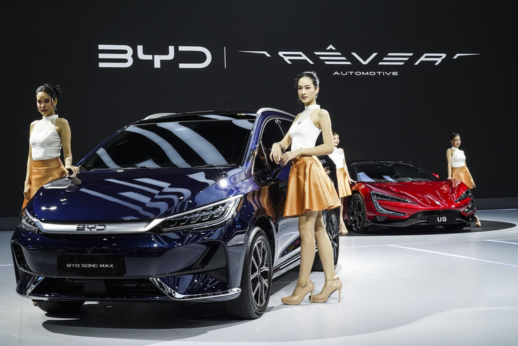 Các người mẫu giới thiệu mẫu xe điện BYD Song MAX tại Triển lãm ô tô quốc tế Bangkok lần thứ 45 năm 2024 ngày 30-3-2024. Phần lớn sự tăng trưởng của xe Trung Quốc sẽ diễn ra bên ngoài thị trường nội địa, tạo nên áp lực cạnh tranh khốc liệt cho các thương hiệu phương Tây - Ảnh: Getty