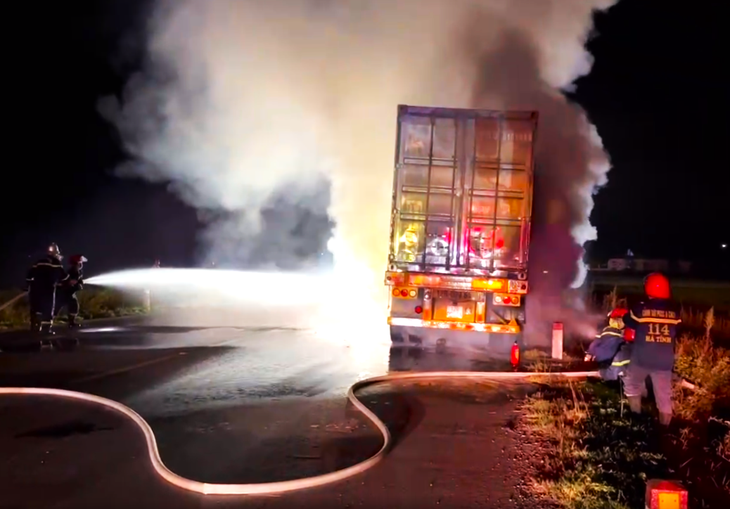 Chiếc xe container bị cháy khi đang vận chuyển hàng hóa ra Bắc - Ảnh: Cắt từ clip