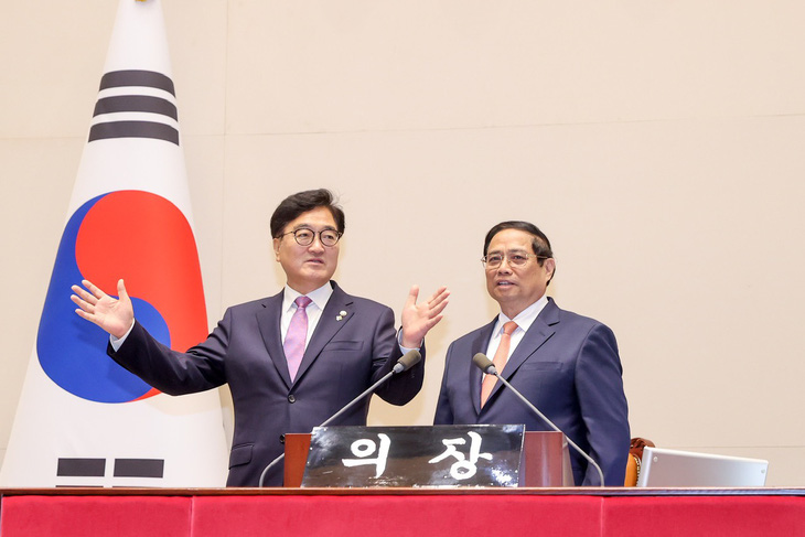 Thủ tướng Phạm Minh Chính nghe Chủ tịch Quốc hội Hàn Quốc giới thiệu về trụ sở cơ quan lập pháp này - Ảnh: NHẬT BẮC
