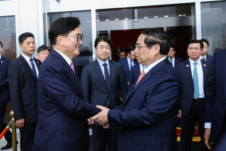 Chủ tịch Quốc hội Hàn Quốc Woo Won Shik tiễn Thủ tướng Phạm Minh Chính sau hội kiến - Ảnh: NHẬT BẮC