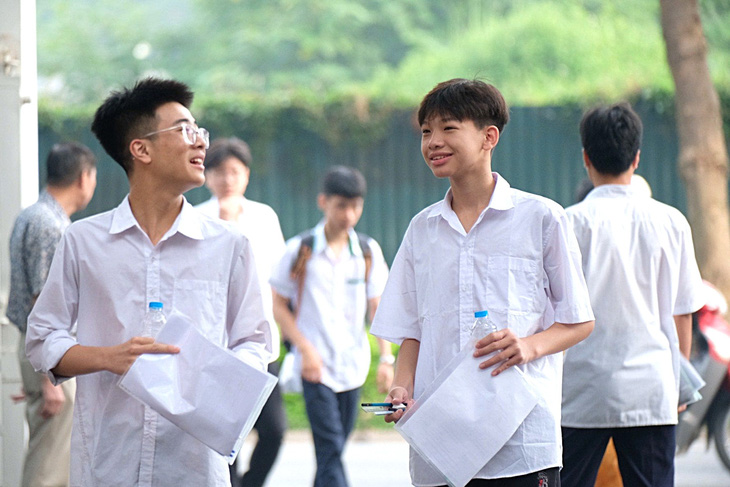 Thí sinh sau giờ thi vào lớp 10 ở Hà Nội năm học 2024 - 2025 - Ảnh: NGUYÊN BẢO