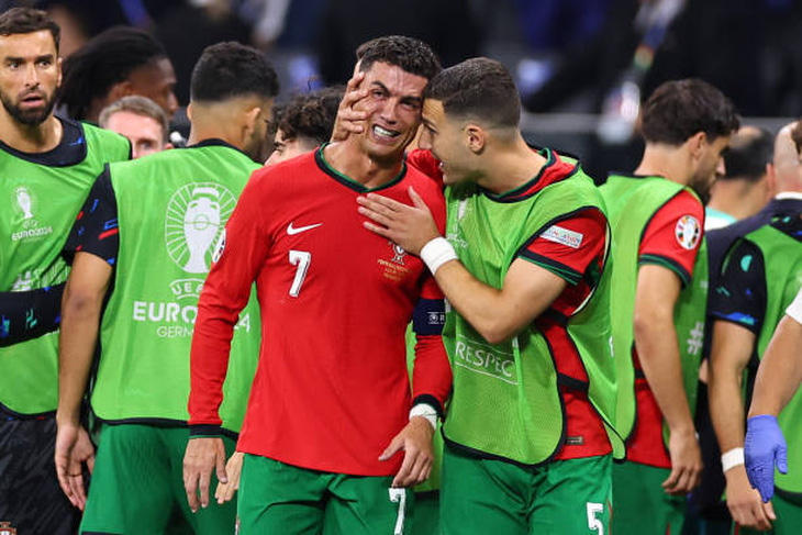 Ronaldo đã bật khóc nức nở sau khi bỏ lỡ quả phạt đền - Ảnh: GETTY