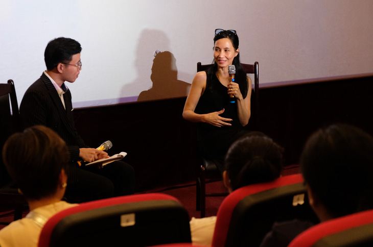 Diễn viên Trần Nữ Yên Khê (bìa phải) có mặt trong buổi chiếu phim Muôn vị nhân gian và giao lưu với khán giả tại DANAFF II - Ảnh: ĐẬU DUNG