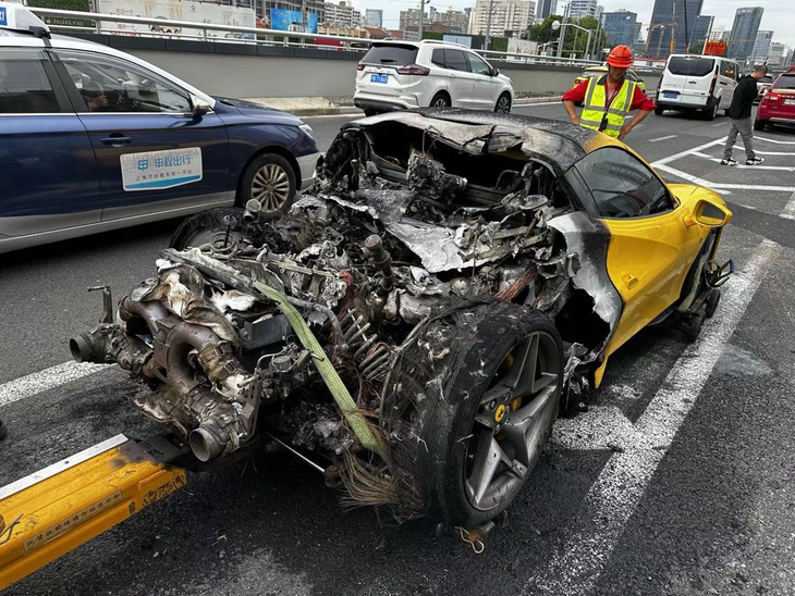 Giữa lòng thành phố Thượng Hải (Trung Quốc), một chiếc Ferrari F8 Spider bốc cháy dữ dội khi đang chạy - Ảnh: The Paper