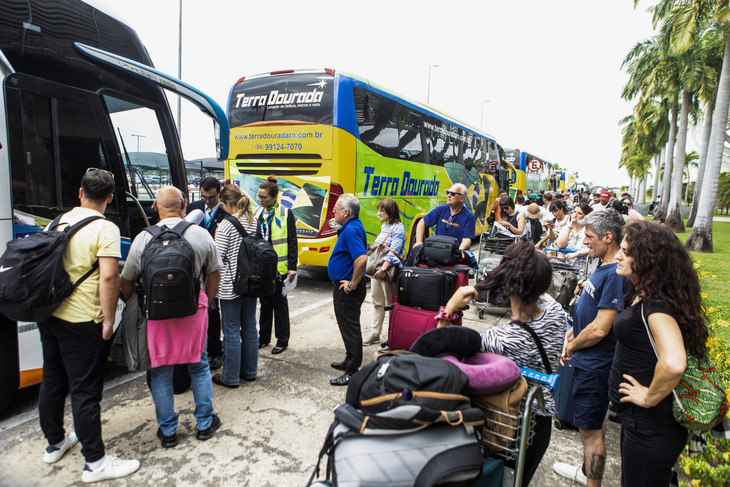 Hành khách trên chuyến bay Air Europa UX045 chờ lên xe buýt để đến sân bay khác sau khi chuyến bay từ Madrid đến Montevideo bị chuyển hướng do gặp nhiễu động gần sân bay quốc tế Natal, ở Sao Goncalo do Amarante, bang Rio Grande do Norte, Brazil, ngày 1-7 - Ảnh: REUTERS