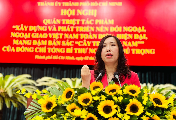 Bà Lê Thị Thu Hằng - thứ trưởng Bộ Ngoại giao, chủ nhiệm Ủy ban Nhà nước về người Việt Nam ở nước ngoài - báo cáo chuyên đề - Ảnh: L.H.