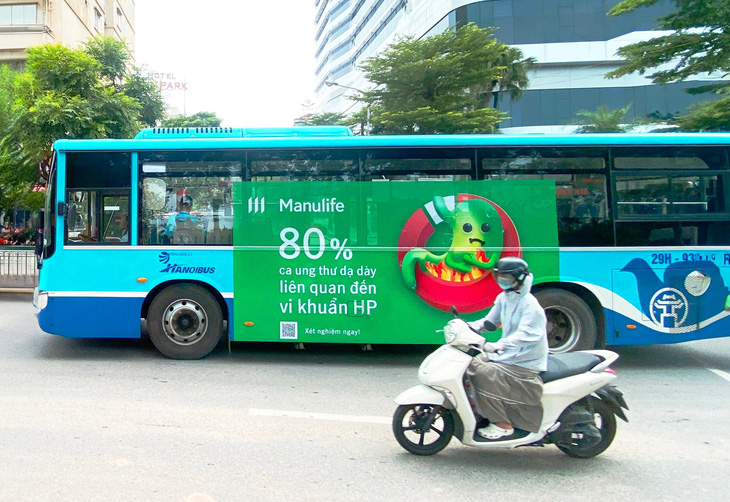 Thông điệp về bệnh lý dạ dày trên xe buýt - Ảnh: Hiếu Ngân