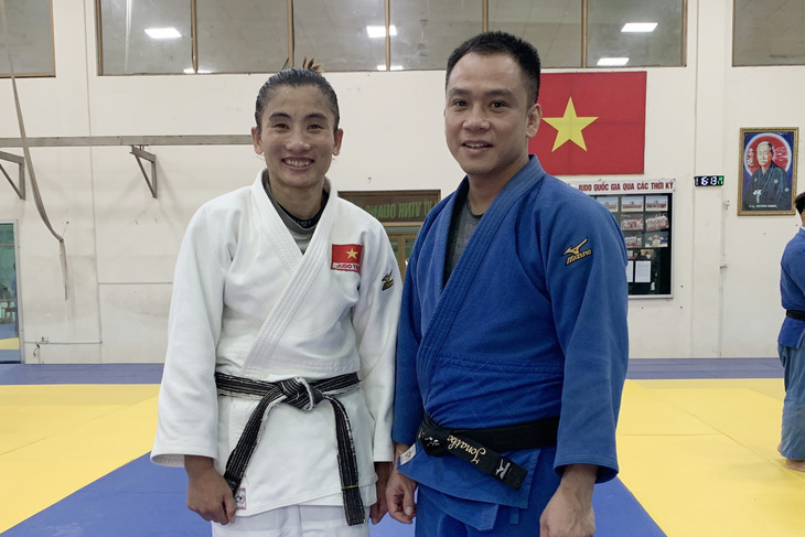 Nữ võ sĩ judo Hoàng Thị Tình (trái) và HLV Nguyễn Duy Khanh - Ảnh: HOÀNG TÙNG
