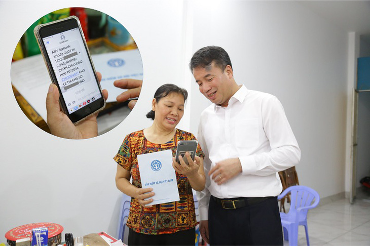 Tổng giám đốc Bảo hiểm xã hội Việt Nam Nguyễn Thế Mạnh chia sẻ niềm vui với một người dân đã hưởng lương hưu mới qua tài khoản cá nhân - Ảnh: PHẠM CHÍNH