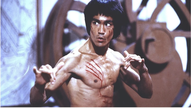 李小龍在《龍爭虎》（1973）中的一個場景。