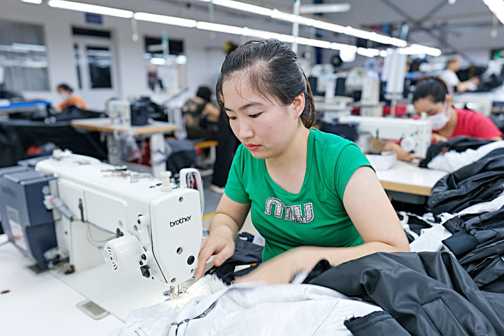 Công nhân sản xuất tại Công ty TNHH Pearl Global Việt Nam - Ảnh: HÀ QUÂN