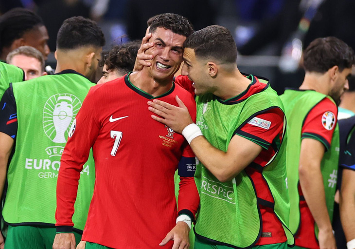 Đồng đội an ủi Cristiano Ronaldo sau khi đá hỏng phạt đền tại Euro 2024 - Ảnh: Getty